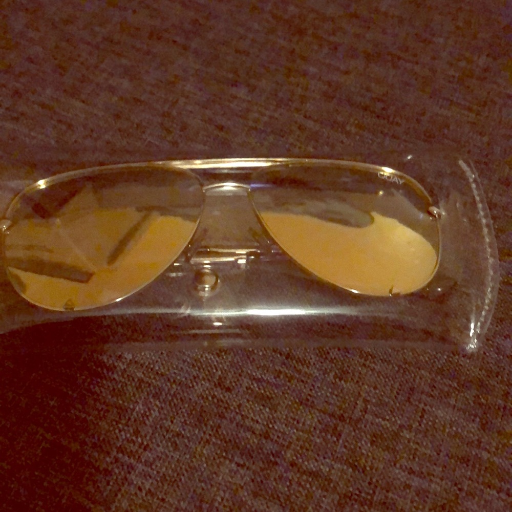 Quay high-key mini sunglasses.